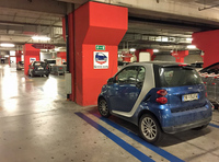 全長4m以下のクルマ専用駐車場。柱のために狭くなってしまったスペースを無駄にしないアイデアである。「スマート・フォーツー」はもちろん、「フィアット・ムルティプラ」の前期型もオーケーと思われる。