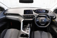 インストゥルメントパネルは基本的に「3008」と共通。C字型のセンターコンソールの意匠や、エアコン吹き出し口の下にズラリと並ぶ“ピアノスイッチ”などが目を引く。