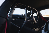 リアにはCFRP製のロールケージを装備。同じ「ヴァイザッハパッケージ」でもこれの有無が選べるだけでなく、ボルト固定式のスチール製ロールケージと6点式シートベルト、消火器を組み合わせた「クラブスポーツパッケージ」も選べる。