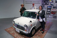 クラシックMiniと並んだ3人のアート作家。写真左からジェリー鵜飼氏、レターボーイ氏、ボブファウンデーション氏。白いボディーをこちらの3人がリレー形式でデコレーションする企画もスタートした。