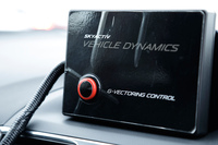 ダッシュボードに装備された、手作りの「G-ベクタリングコントロール」のオン/オフスイッチ。市販車では、G-ベクタリングコントロールのオフはできない。