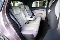 ホイールベースが長いだけあって、後席の足元は同クラスのエンジン車と比べて広い。人や動物を乗せたままロックすると外部に警報を発し、その後にエアコンをオンにする機能が付いている。