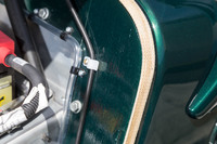 車内が木の香りで充満していた従来モデルほどではないが、「プラスシックス」でもバルクヘッドやサイドシルなどに浮かぶ木目に、ウッドフレームの存在を感じることができる。