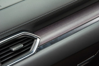 デザインに加え、素材に対するこだわりも「CX-8」の静的質感を支えるポイント。ダッシュボードには本物の木目素材を用いている。
