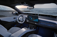 フロントウィンドウ下部エリアに情報を投影する「BMWパノラミックビジョン」や、ドライバーに向かって17.5度傾いて装備される17.9インチのセンターディスプレイを採用。