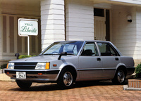 1981年「日産バイオレット リベルタ」。この写真は同車のカタログからだが、「VILLA Liberta」という看板に注目。同車と入れ替わりで日産店のラインナップに加わったモデル(「パルサー」の兄弟車)の車名は「リベルタ ビラ」だった……。