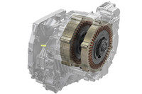 「電気CVT」の透視図。モーター(左)とジェネレーター(右)が同軸線上に並んでいるのがわかる。ちなみに、クラッチはエンジンとモーターの接続、遮断を担うのみで、エンジンとジェネレーターは常時直結状態。発電をする/しないについては、ジェネレーター側の制御で切り替えが行われる。