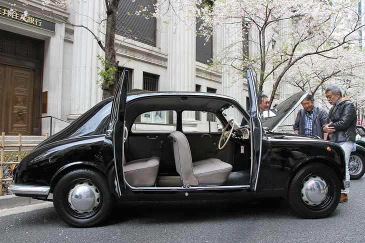 観音開きドアを開けた「ランチア・アッピア ベルリーナ」。還暦を過ぎた今も4枚のドアはカチッと閉まり、1922年に登場した「ラムダ」で世界初のモノコックボディーを採用したランチアの高度な技術力がうかがえる。