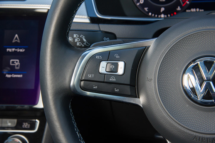 充実した運転支援システムも「アルテオン」の特徴。全車速対応のアダプティブクルーズコントロールや、レーンキーピングアシスト機能などが標準装備される。