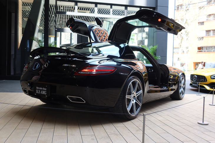 「メルセデスAMG GT63 4MATIC+ クーペ」の発表会場に展示された「メルセデス・ベンツSLS AMG」。