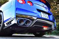 「GT-Rプレミアムエディション」では、FUJITSUBOの電子制御バルブ付きチタン合金製マフラーが採用されている。職人が手加工で組み立て溶接することで、美しい仕上がりを実現したという。