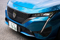 プジョー車でおなじみとなったライオンの牙をモチーフとしたデイタイムランニングランプと、超薄型マトリクスLEDヘッドランプを採用。フロントグリルには、2021年から導入が開始された新デザインエンブレムが備わる。