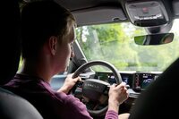 「イプシロン」でのコーナリングはとても楽しい。同時にこの小さなクルマは心地よく快適だ。