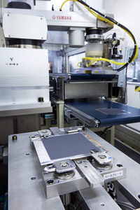 スラリーを塗って加圧、裁断した正極と、負極を積層する。負極の表面にはデンドライトの成長を抑制するため、特殊なコーティングが施されている。