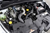 「トロフィー」に搭載される1.6リッター直4ターボユニットは、マッピングの変更、大型のターボと専用エキゾーストパイプの採用、および吸排気系をよりレーシーな仕様とすることで、220psと260Nmを生み出す。