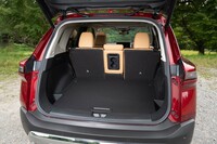 2列シート車の荷室容量は575リッター。9.5インチのゴルフバッグを横向きに4つ搭載できる。