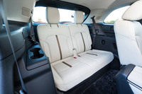 3列目シートは2人掛け。ミニバンほどではないが全長5m級だけあって普通に使える広さとサイズだ。