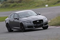 この日唯一のFR車だった「ジャガーXJR575」。現行モデルの「XJ」は2009年7月にデビュー、モデルライフは11年目に入っており、先日、次期型は電気自動車に生まれ変わることが発表された。