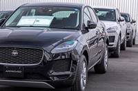 訪れた当日の展示スペースには、ジャガー初のSUVとして注目される「F-PACE」や、コンパクトSUV「E-PACE」の在庫車も確認できた。