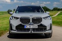 薄型のヘッドランプとキドニーグリルを高い位置にレイアウトし、フロントマスクを厚く見せている。押し出しの強さはそれなりにあるが、デザインの妙で顔つきは柔和に感じられる。