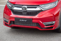 「ソリッド・ウイング・フェイス」にLEDランプを組み合わせ、スリムなグリルから後方へとなめらかなラインを描く。