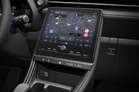 ダッシュ中央のタッチスクリーンのサイズは9.8インチ。オーディオのボリュームやエアコンのデフロスター、温度調整などはタッチ操作化していないところが見識だ。