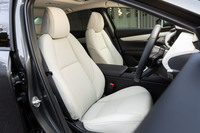 「セダン」の「Lパッケージ」では、ブラックに加えてホワイトの内装色も選択可能だ。