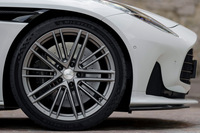 タイヤにはミシュランと共同開発した専用設計の「パイロットスポーツ5」を採用。ブレーキは前:φ400mm、後ろ:φ360mmの鋳鉄製ディスクローターが標準で、オプションでカーボンセラミックブレーキも用意される。