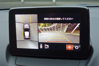 車両の周囲を見下ろしたような映像をディスプレイに映し出せる360度ビューモニターは、オプションで用意される。