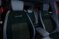 ブラックを基調とした「モデューロX」専用となるシートデザインを採用。現在も引き続き車両開発が行われており、正式発売時には変更されている場合もある。