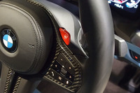 ステアリングホイールのスポーク上部左右に1つずつ配置された「Mモード」選択ボタン。任意に組み合わせた設定をあらかじめ登録し、呼び出すことができる。