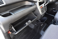 充実した収納スペースや、前後席間のウオークスルーが可能なシートレイアウトなど、車内の利便性はフルハイブリッドシステム搭載車でも犠牲になっていない。