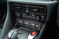 いわゆるドライブモードセレクターは備わっておらず、シフトセレクター前方のスイッチでトランスミッションと足まわり、「VDC-R」を個別にセッティングできる。