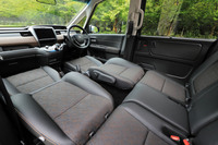 シートアレンジは多彩で、ヘッドレストを外せば1・2列目シートもフラット化が可能。足を伸ばしてゆったり休憩できる。