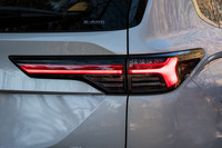 リアコンビランプはレンズがスモークタイプに変わっている。