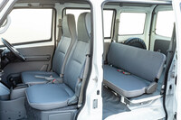 グレードは「CD」、ボディー形状はハイルーフのみで、2列シート4人乗り仕様(写真)と1列シート2人乗り仕様をラインナップ。かつて設定のあった、バッテリー容量が10.5kWhの廉価モデルは用意されなかった。