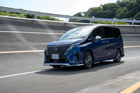 サスペンションは前後ともバネレートを強化し、ダンパーの減衰も専用設定に。リアにはヤマハのパフォーマンスダンパーを加えている。