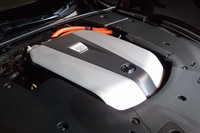 最新の「レクサスLS500h」はCVT車ながら、疑似的な10段変速のギアが与えられている。写真はそのエンジンルーム。
