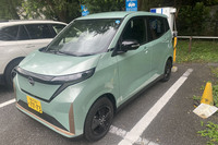 「セラドングリーン」のボディーカラーをまとった「日産サクラX」。ひょっとしたらオシャレな色なのかもしれないが、個人的にはくすんだ薄緑以上の印象はなかった。