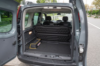 “使いで”のある広くて四角いラゲッジスペース。「これをどう使おう?」と想像力をかき立てられるところも、「カングー」の魅力なのだ。