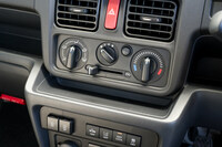 「スズキ・キャリイ」の空調の操作パネル。今や貴重なマニュアルエアコンだが、ハッキリ言って、タッチ操作式のオートエアコンより5兆倍は操作しやすかった。(写真:向後一宏)