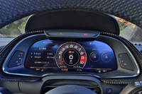 フル液晶メーターの「アウディバーチャルコックピット」を採用。ダッシュボード中央に液晶スクリーンが備わらないため、ナビゲーションや車両の設定などもすべてここに表示される。