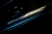 「XF 300スポーツ」のトレッドプレートに入る「300 SPORT」のロゴ。