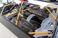 シャシーの剛性を高めるため、フロア下には、車体の左右に渡る補強材に加えて各部を斜めにつなげるブレース(黄色く塗られたパーツ)が装着されている。