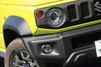 ディテールで言えば、ヘッドランプの下、バンパーとの間に施された切り込みにも注目。岩などとの接触を避けるべく左右が切り上げられたバンパー形状に合わせたデザインとなっているのだ。(写真=荒川正幸)