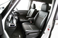 プライムスムース(合成皮革)とソフトウィーブの2種類の表皮を使用した専用コンビシート。アルミ製のエンブレムプレート付きフロアカーペットも、「モデューロX」ならではの装備となる。