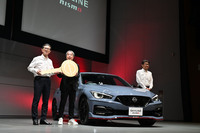 星野総監督には日産モータースポーツ&カスタマイズの片桐隆夫社長からビッグキーが贈られた。