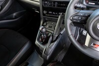 後述する、節度感があって気持ちのよいシフトフィールも6段MT仕様の特徴。試乗車には販売店オプションの、縦引きのパーキングブレーキが装備されていた。