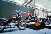 バラムバダガル工場で行われた「ブリット350」の発表会の様子。