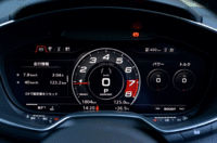 全面が液晶画面になっているメーターパネル。カーナビのマップのほか、パワーメーターやトルクメーター(写真右側)も表示できる。